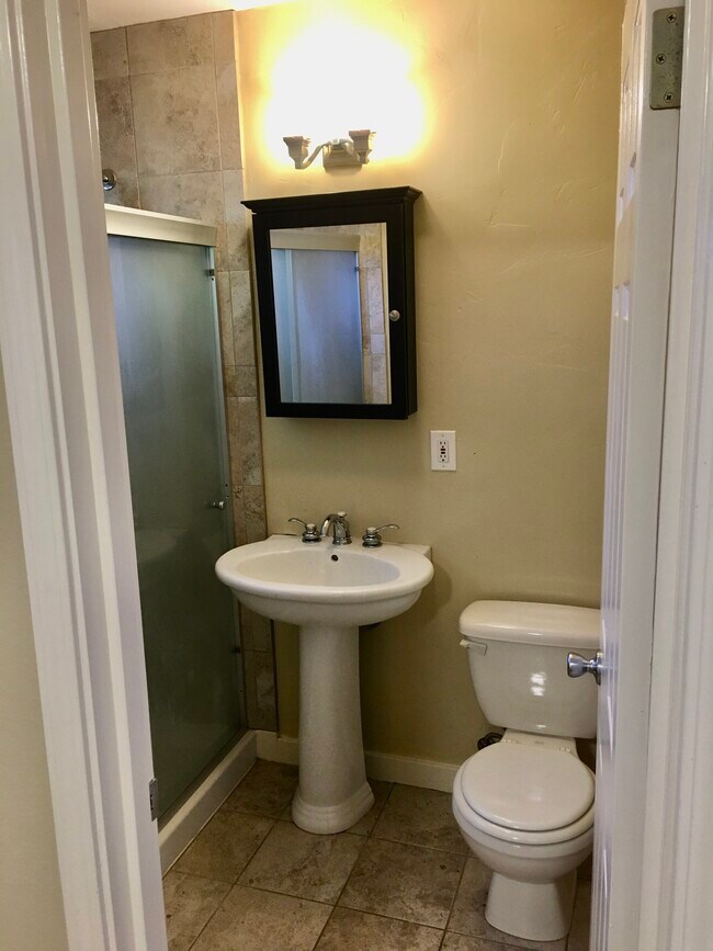 bathroom - 457 University Ave
