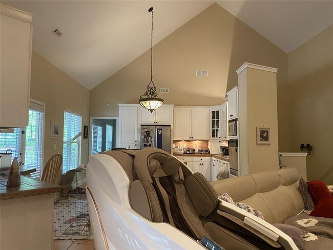 Building Photo - 225 Silver Birch Ct