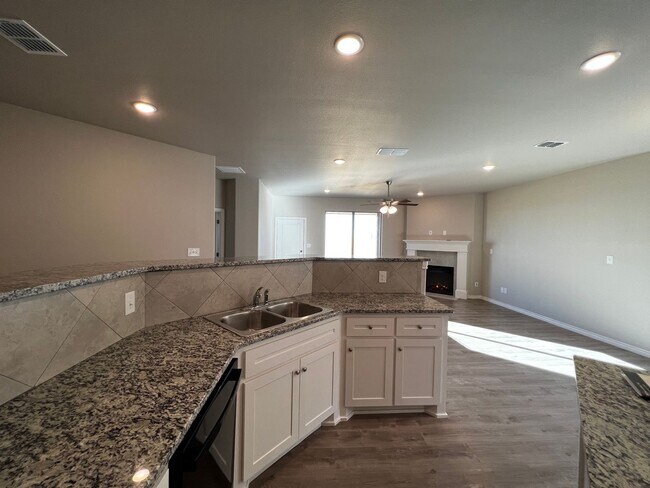 Building Photo - Preleasing for June 10th in Burgamy Park