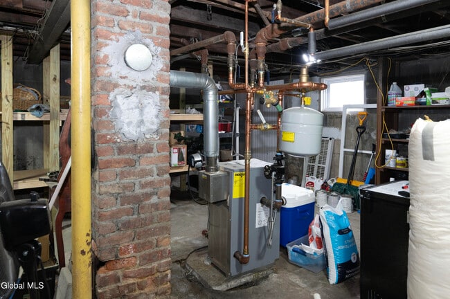 Building Photo - 33 Clinton St