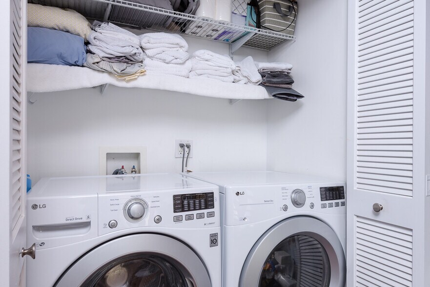 Building Photo - 1513 S Orange Grove Ave