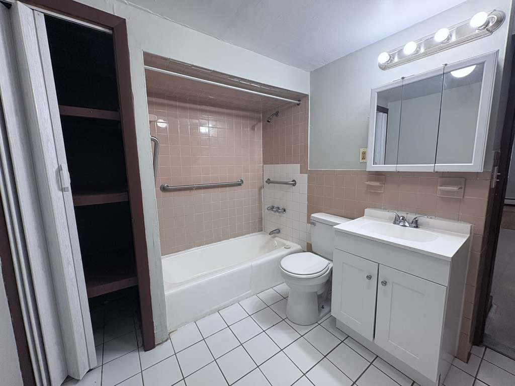 Building Photo - 514 Main St