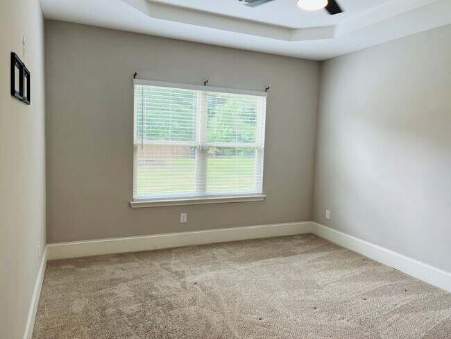 Building Photo - WOW! 5 bed, 4 full baths, brick exterior, ...