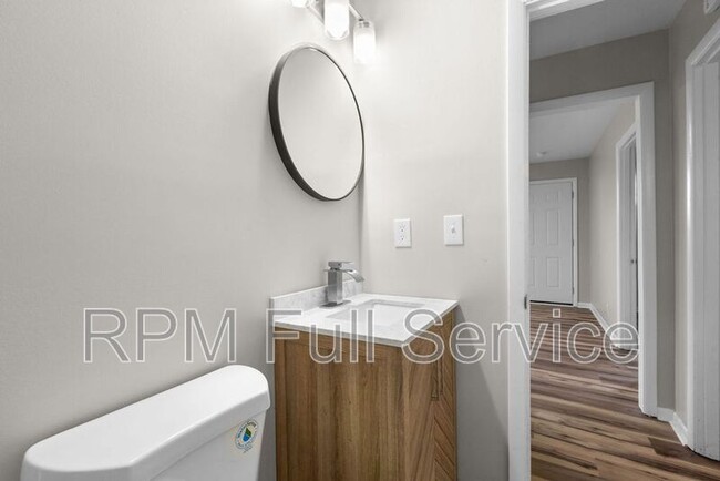 Building Photo - 895a W Sharpe Ave