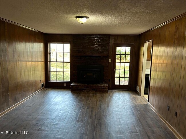 Building Photo - 842 Farmington Dr N
