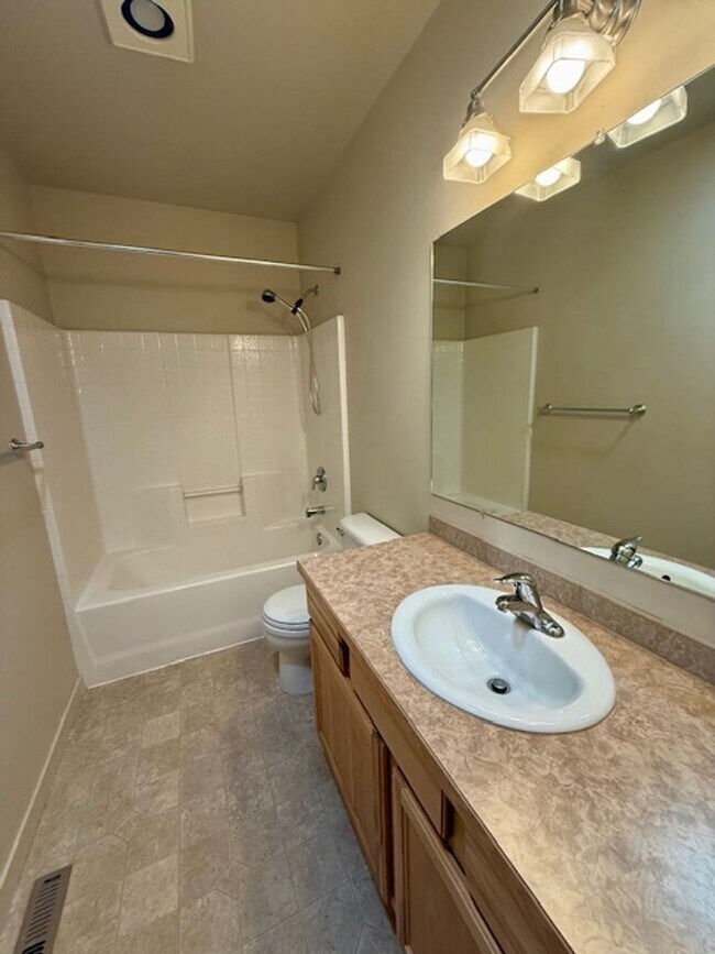 Building Photo - Charming 3 Bedroom Single-Level Home in Ba...