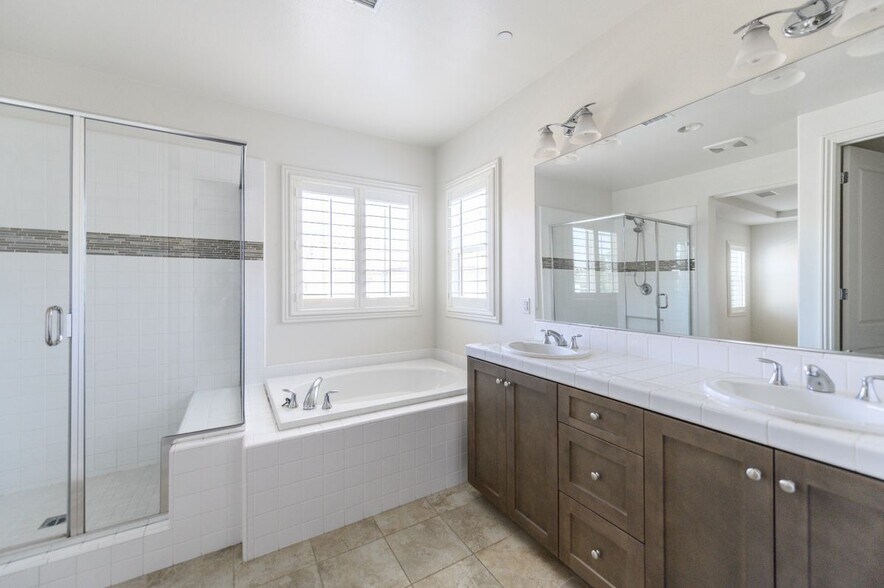 Building Photo - 48 Castellana