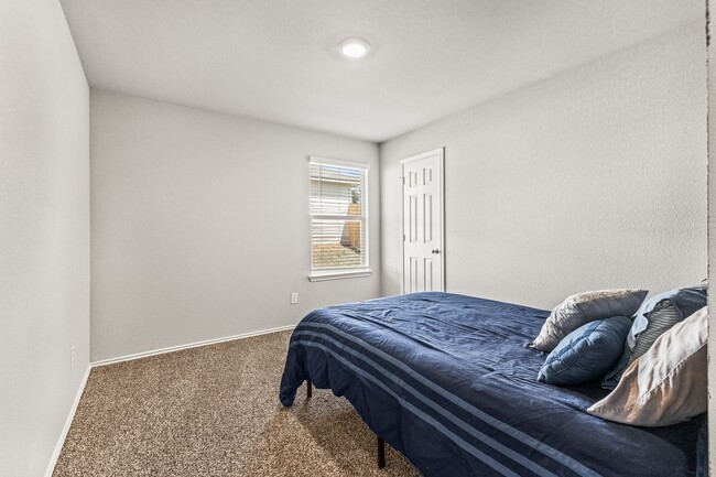 Building Photo - 4906 Karen Grn Dr