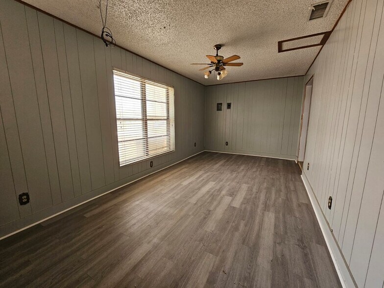 Building Photo - 601 NW 12th Pl