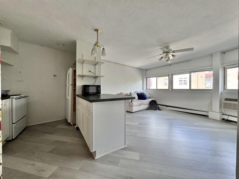 Building Photo - 348 Franklin St