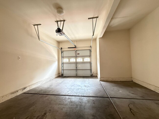 Building Photo - 813 Peachy Canyon Cir