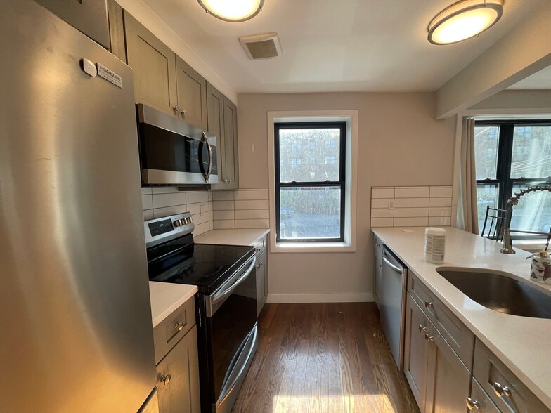 Building Photo - 3592 Greystone Ave