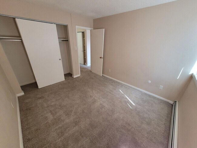 Building Photo - 809 S Circle Dr