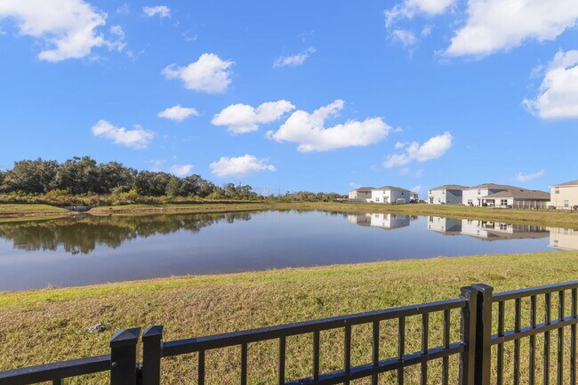 Building Photo - "Spacious 4-Bedroom Retreat with 3 Full Baths - 2260 Sq Ft of Comfort in Parrish, FL!"