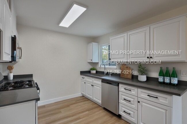 Building Photo - 8225 Zenith Dr