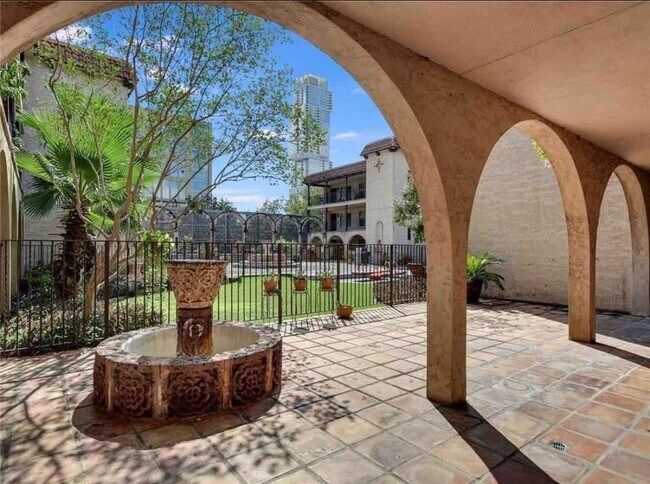 Building Photo - 505 W 7th St