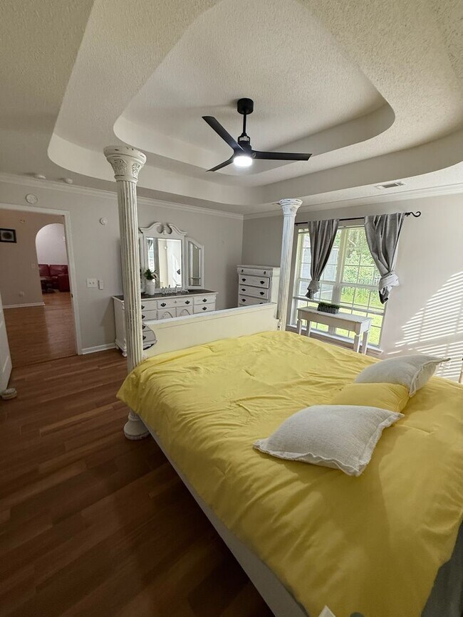 Building Photo - Beautifully Updated 4-Bedroom Home in Pool...