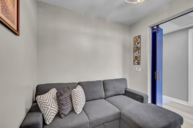 Building Photo - Fully Furnished 2 Bedroom 2 Bath High Rise with Strip Views