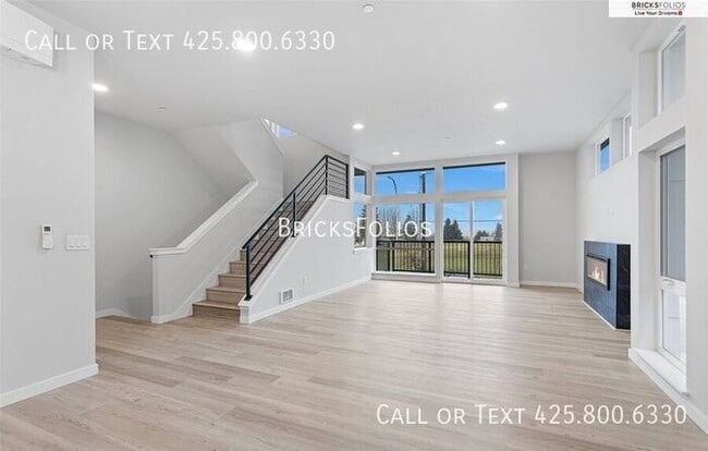 Building Photo - Move-In Ready Townhome with Ground Floor Suite & Views of Olympic Mountains