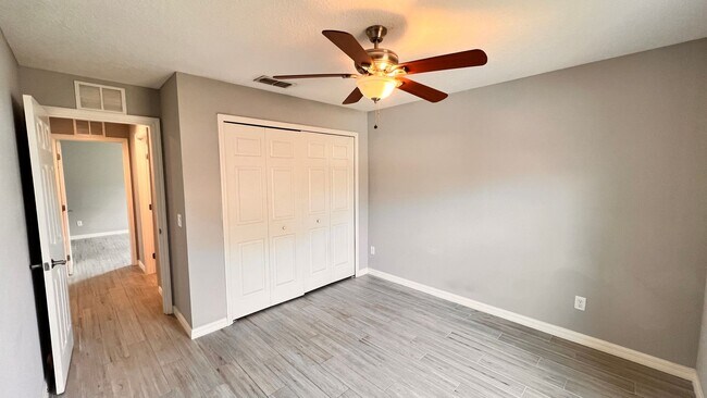 Building Photo - BEAUTIFUL 3/2 w/ office HOME in Deltona!