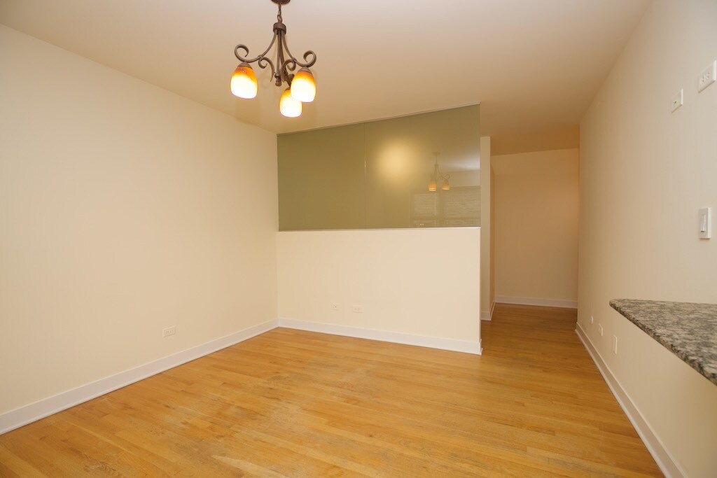 Building Photo - 675 W Wrightwood Ave