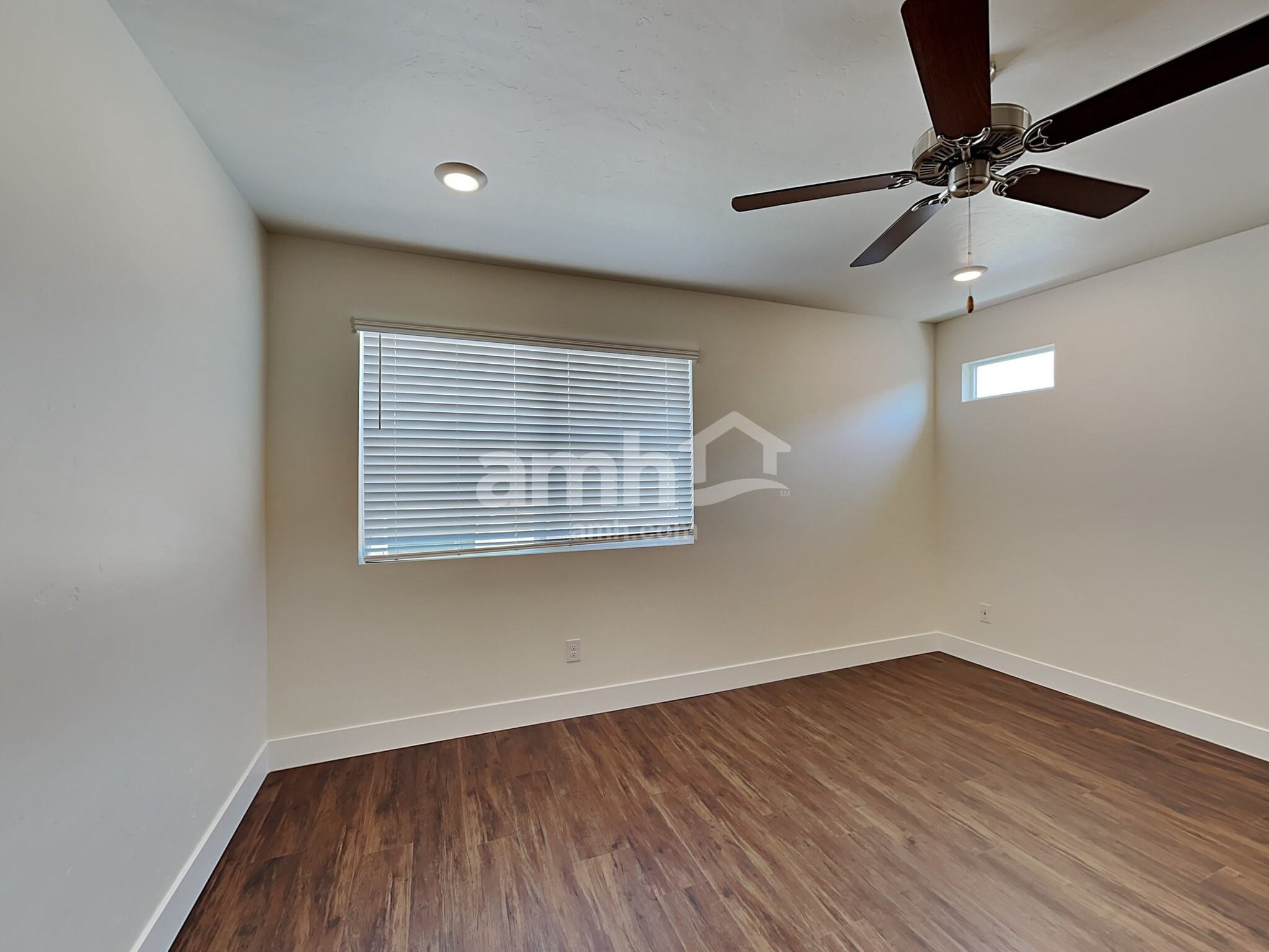 Building Photo - 955 Moorside Ave