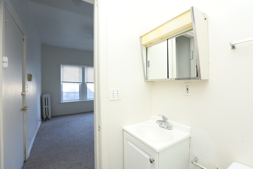 Building Photo - 3957 W Irving Park Rd