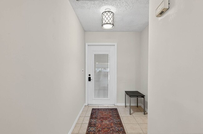 Building Photo - Totally Updated