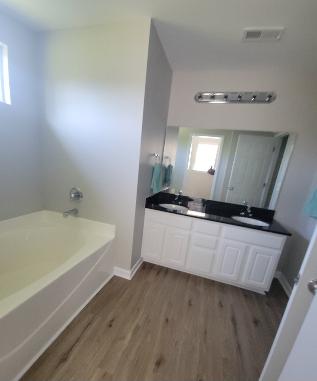 Building Photo - 389 Denman Loop