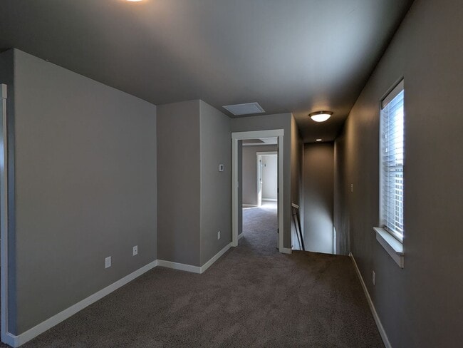 Building Photo - Newer 3 bedroom plus Den and Amenities in The Bridges