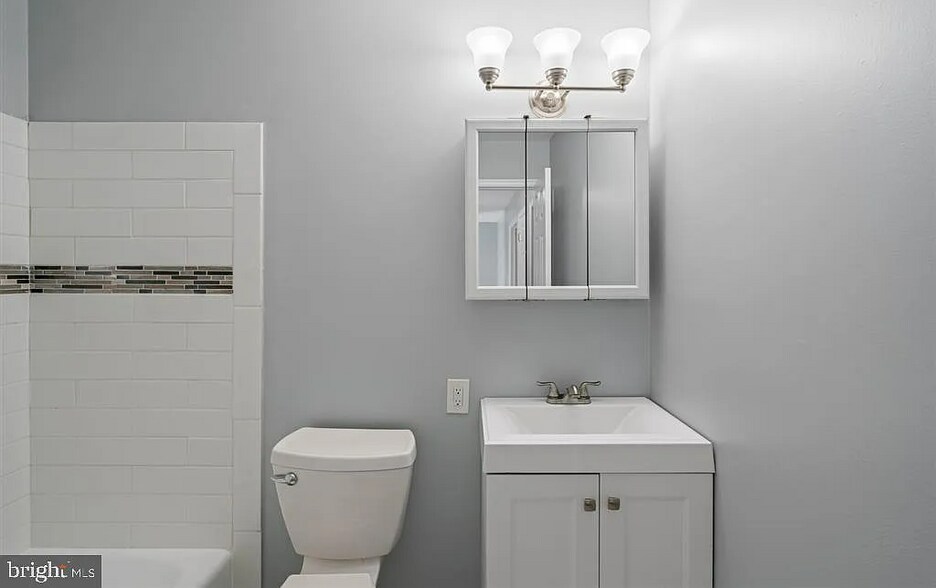 Second full bathroom - 2395 Yarmouth Ct