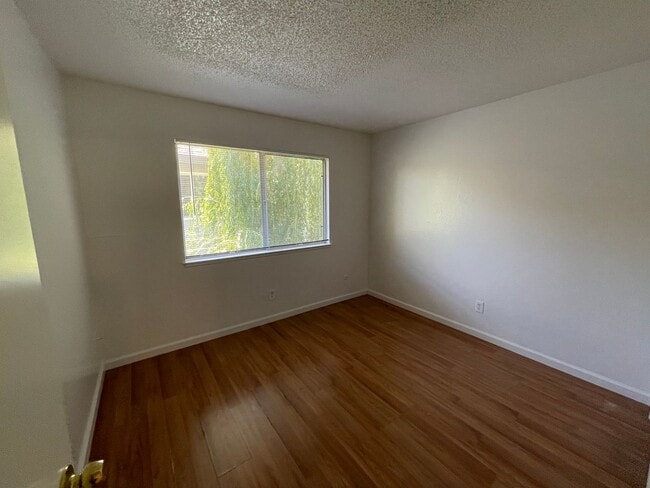 Building Photo - 2 Bedrooms in Foothill Farms