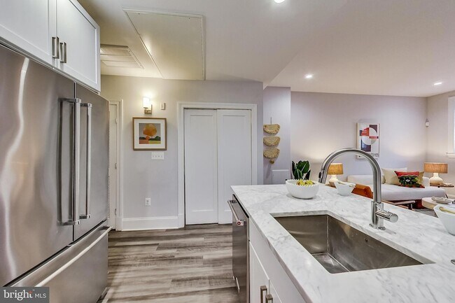 Building Photo - 819 D St NE