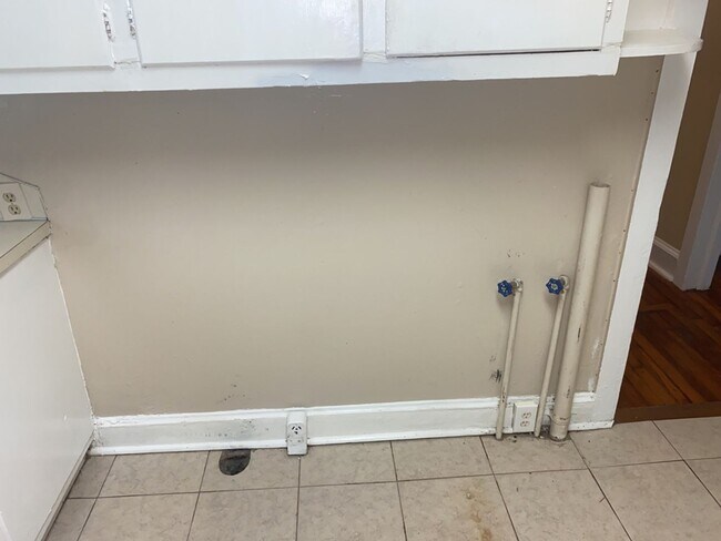 Building Photo - r3910