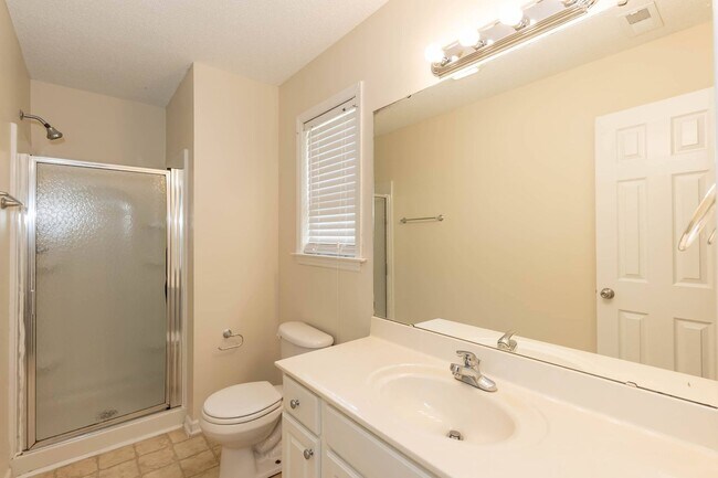 Building Photo - THREE BEDROOM HOME WITH LARGE YARD!