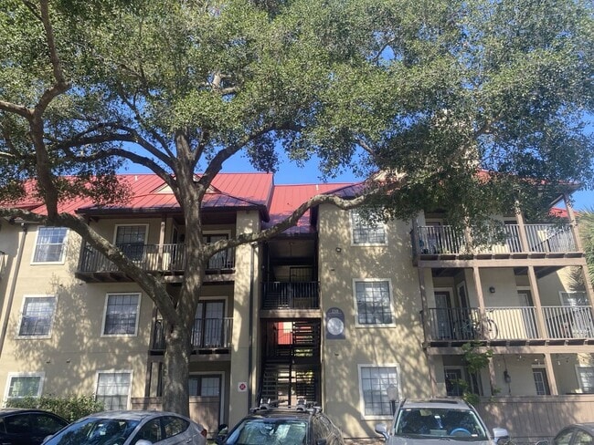 Building Photo - Large 2 bedroom 2 bath Condo