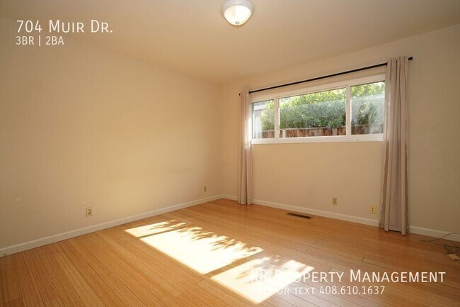 Building Photo - 704 Muir Dr