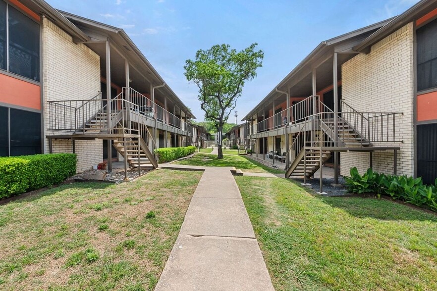 Primary Photo - 2001 S I-35 Frontage Rd