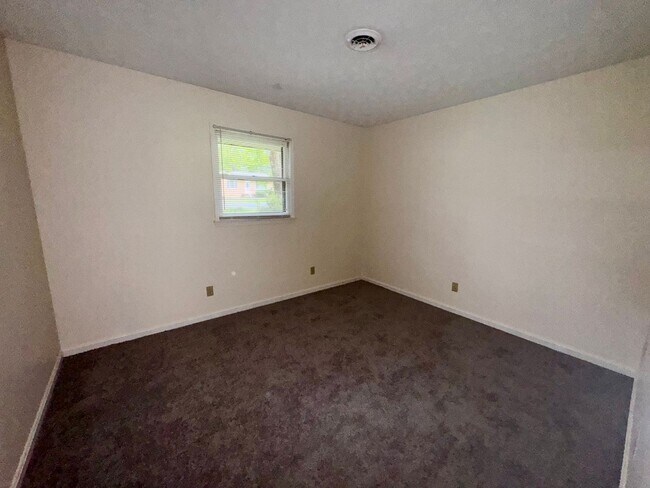 Building Photo - Lone Oak House
