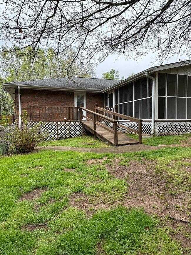 Building Photo - Large Home on the Eastside on a deadened street - Pre Lease