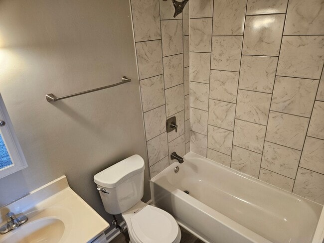 Building Photo - Lovely 2br 2.5ba End Unit Townhome! Availa...