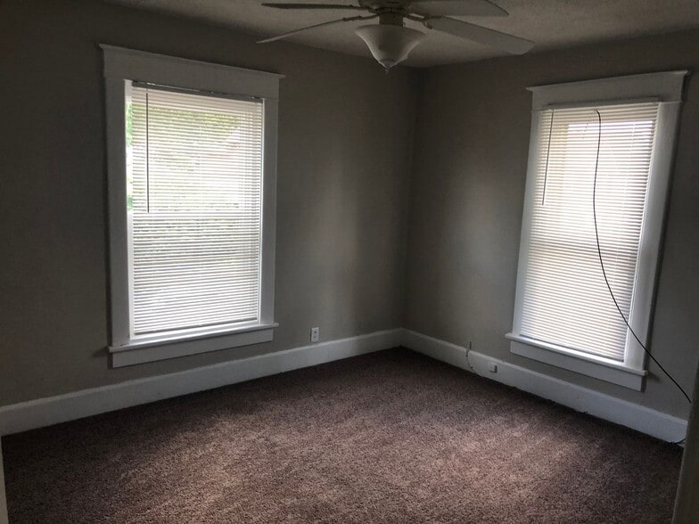 Building Photo - Spacious 2 Bedroom Half Double