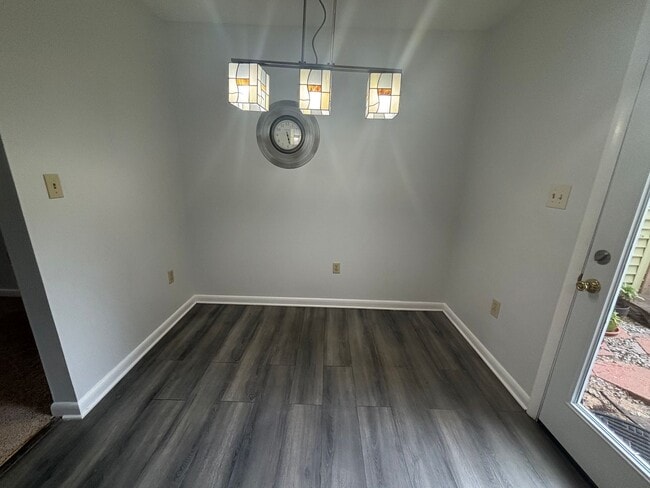 Building Photo - Charming 3 Bedroom 1.5 Bathroom Newport Ne...