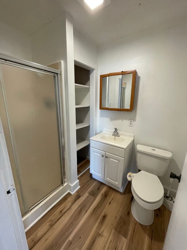 Building Photo - 2/1 Duplex in Benton