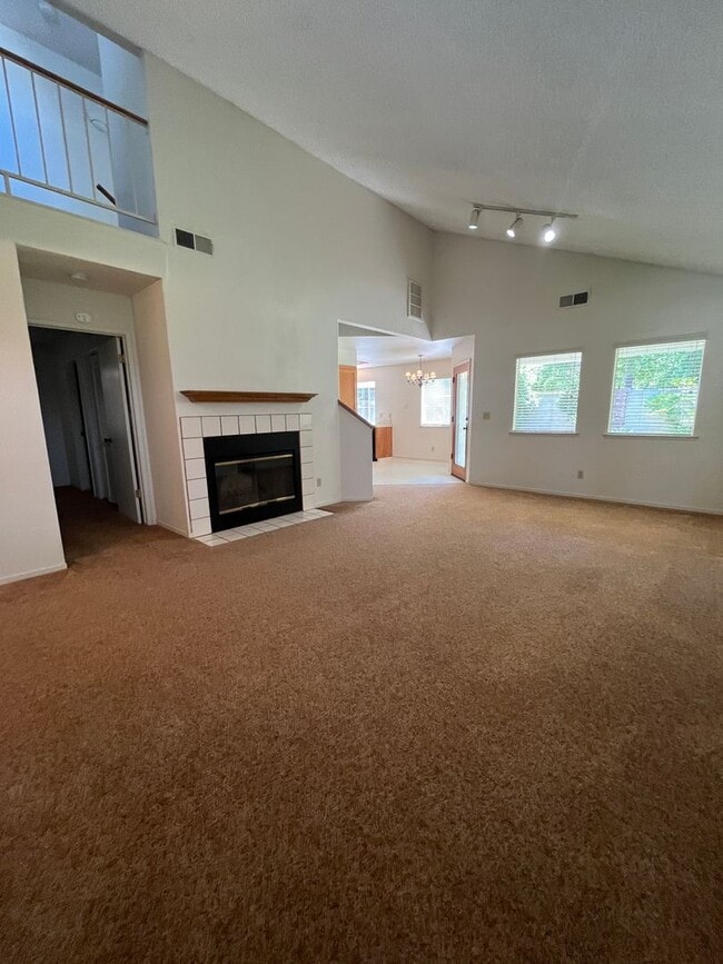 Building Photo - Robin