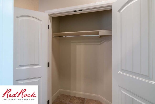 Building Photo - Beautiful Southgate Townhome!