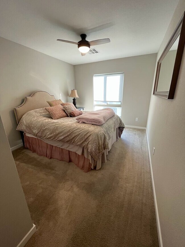 Building Photo - Beautiful 3 Bedroom Townhome in the Southw...
