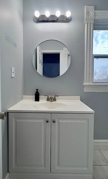 Building Photo - 523 Tracy Ave