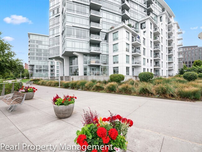 Building Photo - Waterfront Pearl - 1 bed/1.5 bath/den sw corner unit with parking/2 balconies/river view/most uti...