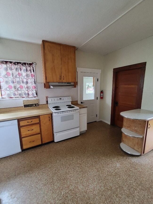 Building Photo - STATUS: AVAILABLE  | R98C | $2095.00